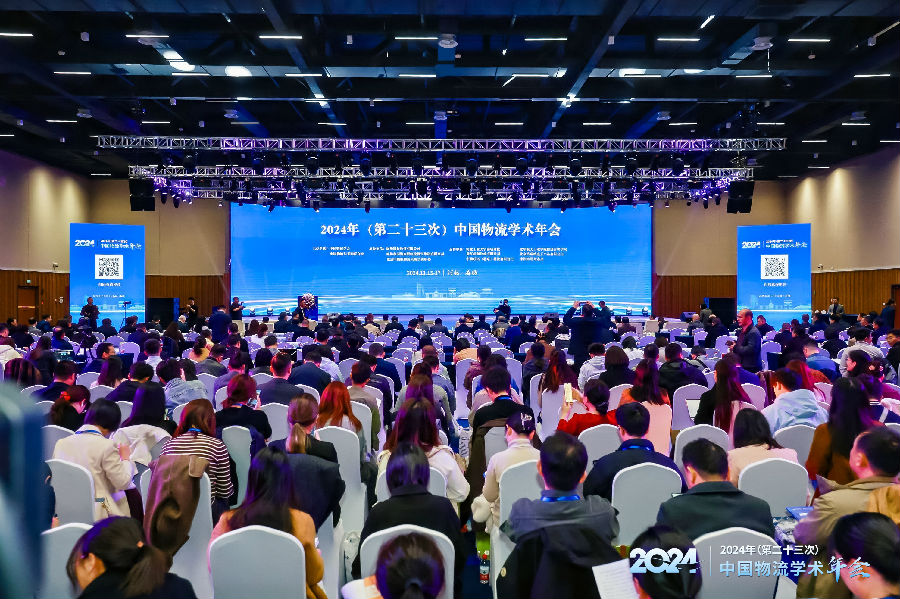 SAP中国首席数字官、副总裁、博士彭俊松进行《企业智能化转型：AI技术定义物流和供应链的未来》主题演讲