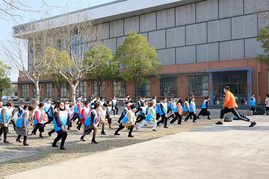 与新时代人一起“拥抱绿色，从新出发”
