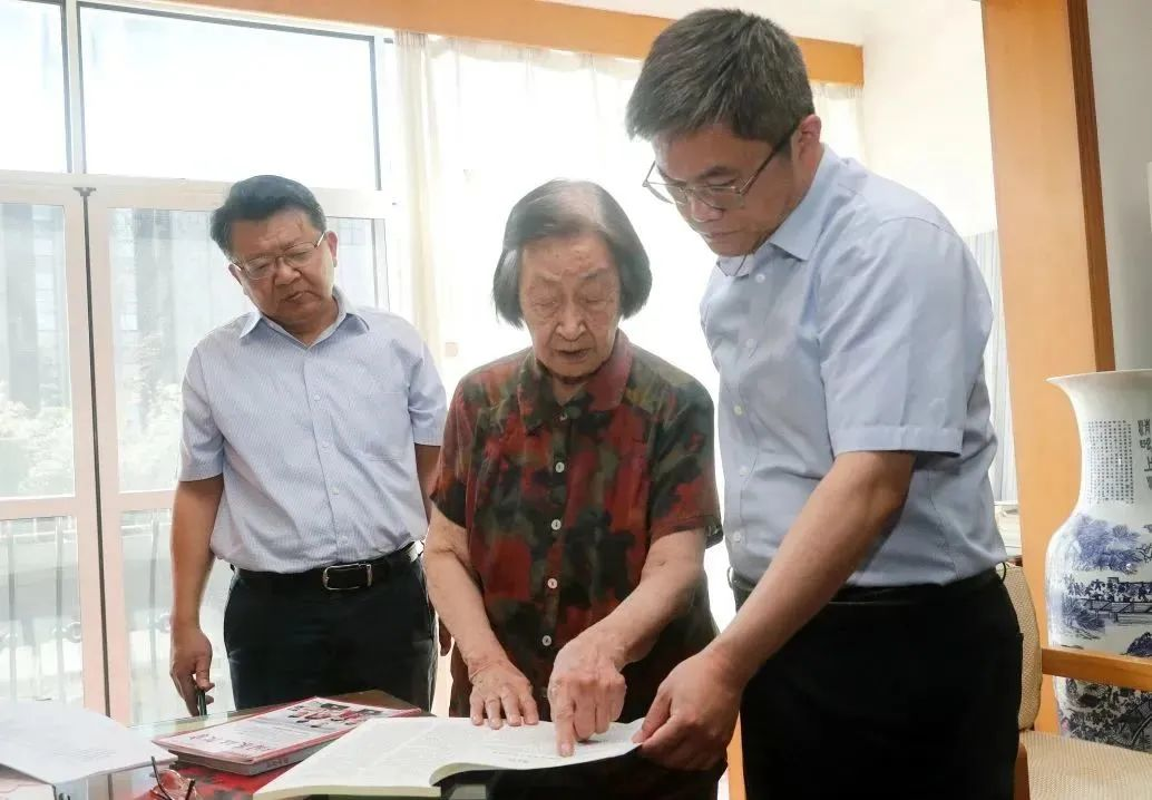 大力弘扬教育家精神 做好人民满意的教育｜薛侃看望慰问区教育工作者