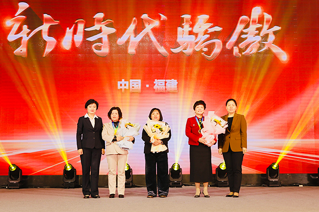 接受表彰的新晋一星健康管理服务中心负责人.png