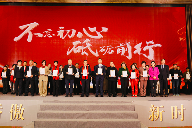 馆长合影.png