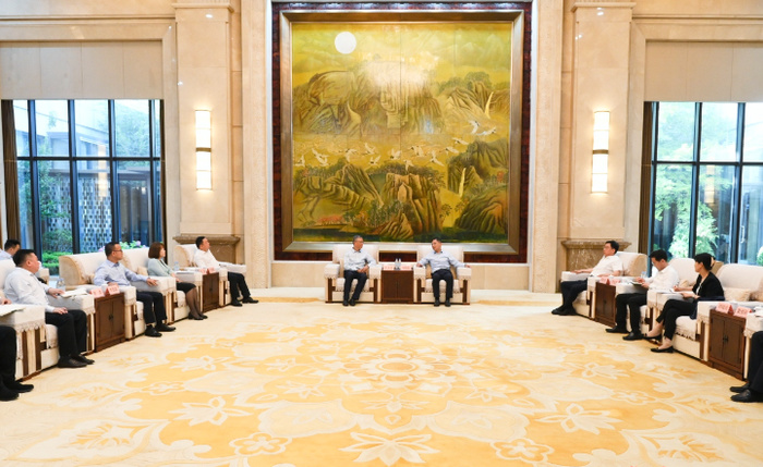 中国光大集团党委委员、副总经理于法昌与淄博市委书记马晓磊举行工作会谈