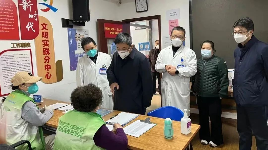 薛侃区长调研四平路街道疫情防控工作