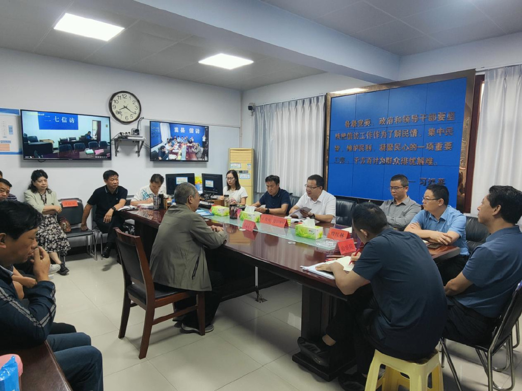 嵩县县委书记辛俊峰到县信访局接待来访群众