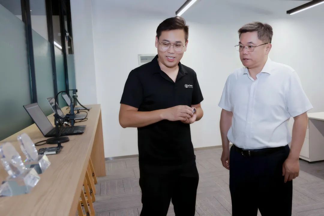 区领导调研类脑智能孵化器、科得威船舶