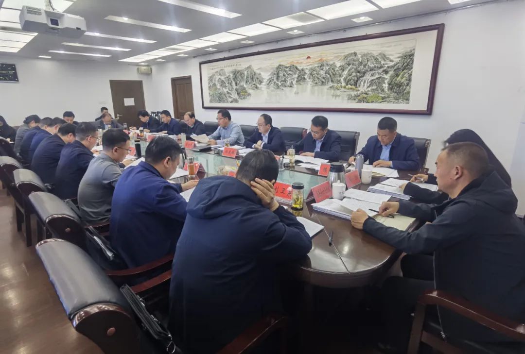 辛俊峰主持召开县委常委会扩大会议