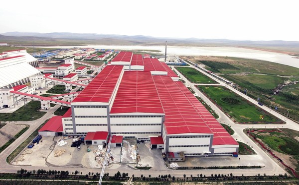 2012年4月29日,中国黄金集团内蒙古矿业公司乌山项目二期工程在经过了12个月的艰辛建设历程后, 无负荷联运试车圆满成功,标志着国内最大的球磨机和半自磨机成功运行,乌山项目二期扩建工程取得了阶段性胜利。图为中国黄金集团内蒙古乌山二期项目选厂全景。 2012年4月29日,中国黄金集团内蒙古矿业公司乌山项目二期工程在经过了12个月的艰辛建设历程后, 无负荷联运试车圆满成功,标志着国内最大的球磨机和半自磨机成功运行,乌山项目二期扩建工程取得了阶段性胜利。图为中国黄金集团内蒙古乌山二期项目选厂全景。