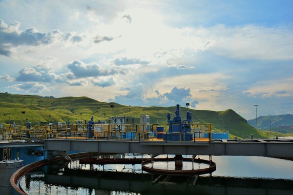 2016年10月12日,中国黄金集团公司刚果(布)索瑞米项目建成投产。10月5日,刚果(布)历史上生产的第一块铜板已经在这里下线。图为索瑞米项目选冶厂。 2016年10月12日,中国黄金集团公司刚果(布)索瑞米项目建成投产。10月5日,刚果(布)历史上生产的第一块铜板已经在这里下线。图为索瑞米项目选冶厂。