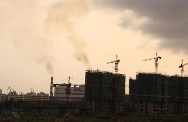 上海居民举报发电厂冒黑烟，环保部门开4万元罚单责令整改